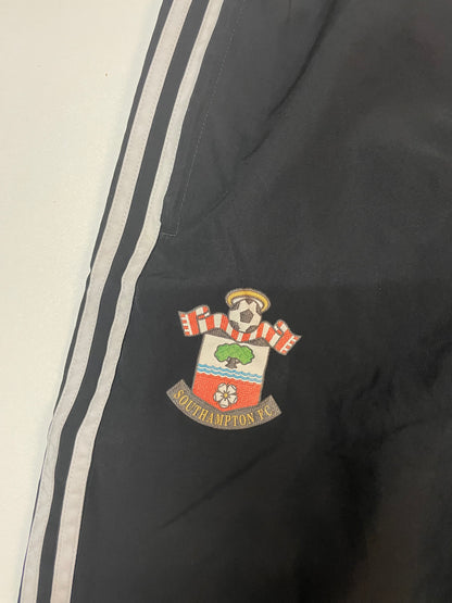 Entdecke unsere Vintage Track Pants von Nike und anderen Marken, erhältlich bei Valuxery.de - Dein Shop für trendige Vintage - Kleidung. Unsere Track Pants sind aus hochwertigen Materialien und