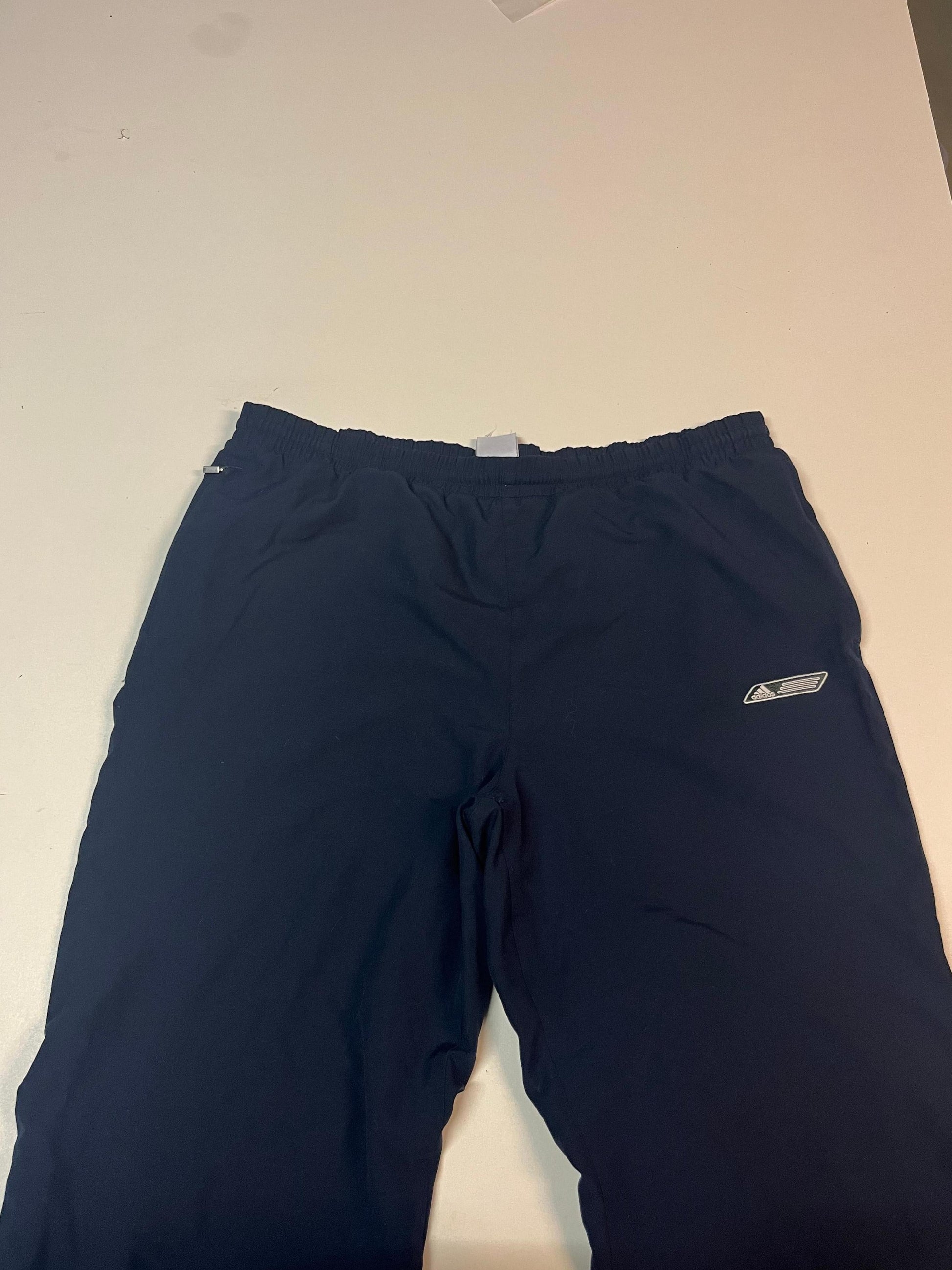 Entdecke unsere Vintage Track Pants von Nike und anderen Marken, erhältlich bei Valuxery.de - Dein Shop für trendige Vintage - Kleidung. Unsere Track Pants sind aus hochwertigen Materialien und