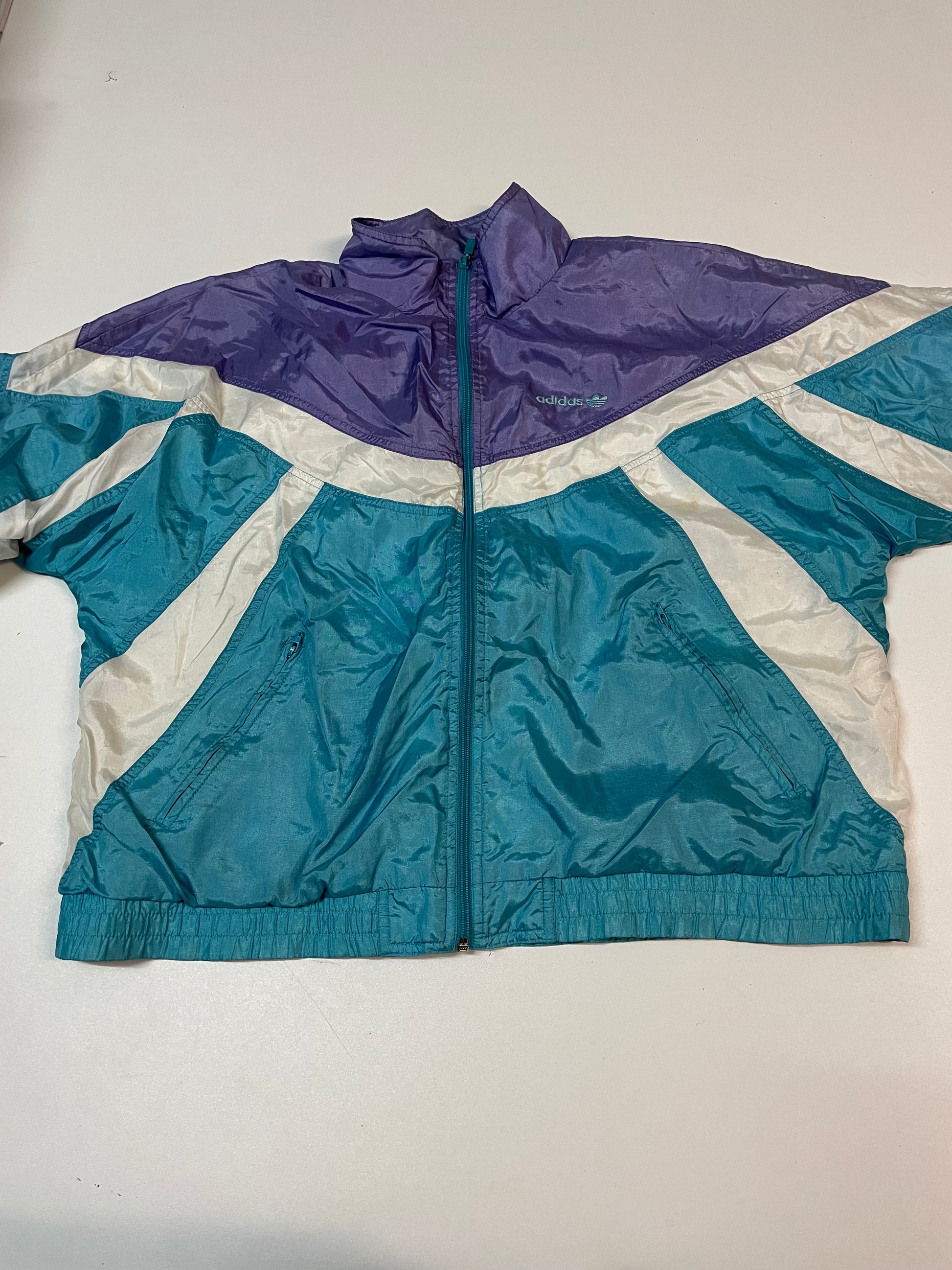 Entdecke unsere Vintage Track Pants von Nike und anderen Marken, erhältlich bei Valuxery.de - Dein Shop für trendige Vintage - Kleidung. Unsere Track Pants sind aus hochwertigen Materialien und