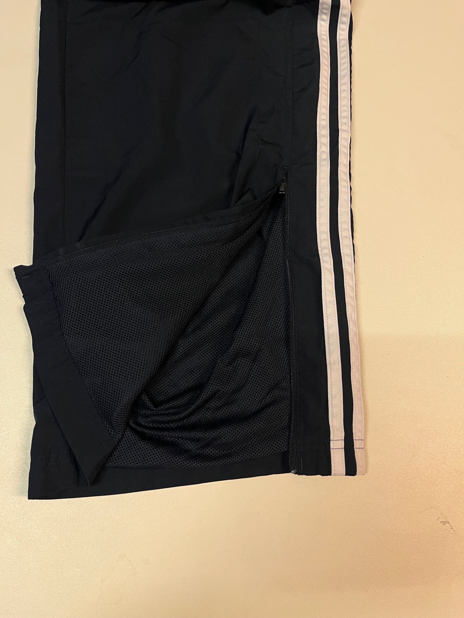 Entdecke unsere Vintage Track Pants von Nike und anderen Marken, erhältlich bei Valuxery.de - Dein Shop für trendige Vintage - Kleidung. Unsere Track Pants sind aus hochwertigen Materialien und