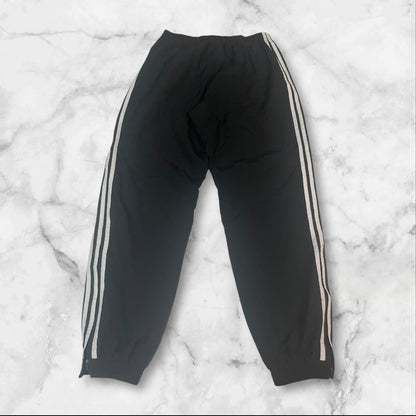 Entdecke unsere Vintage Track Pants von Nike und anderen Marken, erhältlich bei Valuxery.de - Dein Shop für trendige Vintage - Kleidung. Unsere Track Pants sind aus hochwertigen Materialien und