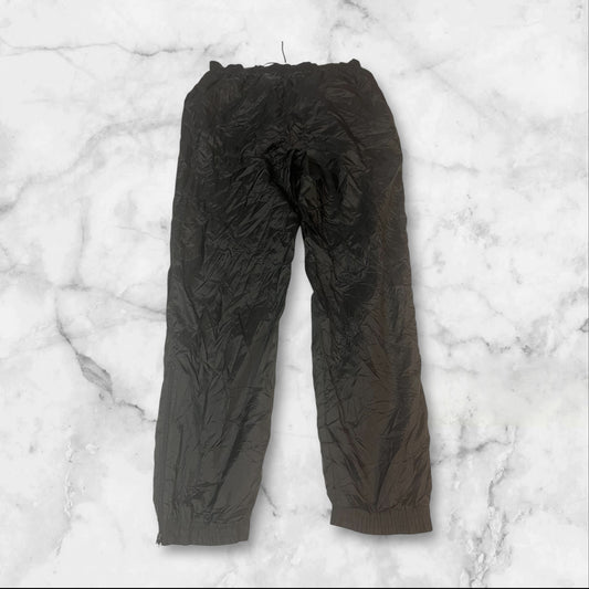 Entdecke unsere Vintage Track Pants von Nike und anderen Marken, erhältlich bei Valuxery.de - Dein Shop für trendige Vintage - Kleidung. Unsere Track Pants sind aus hochwertigen Materialien und