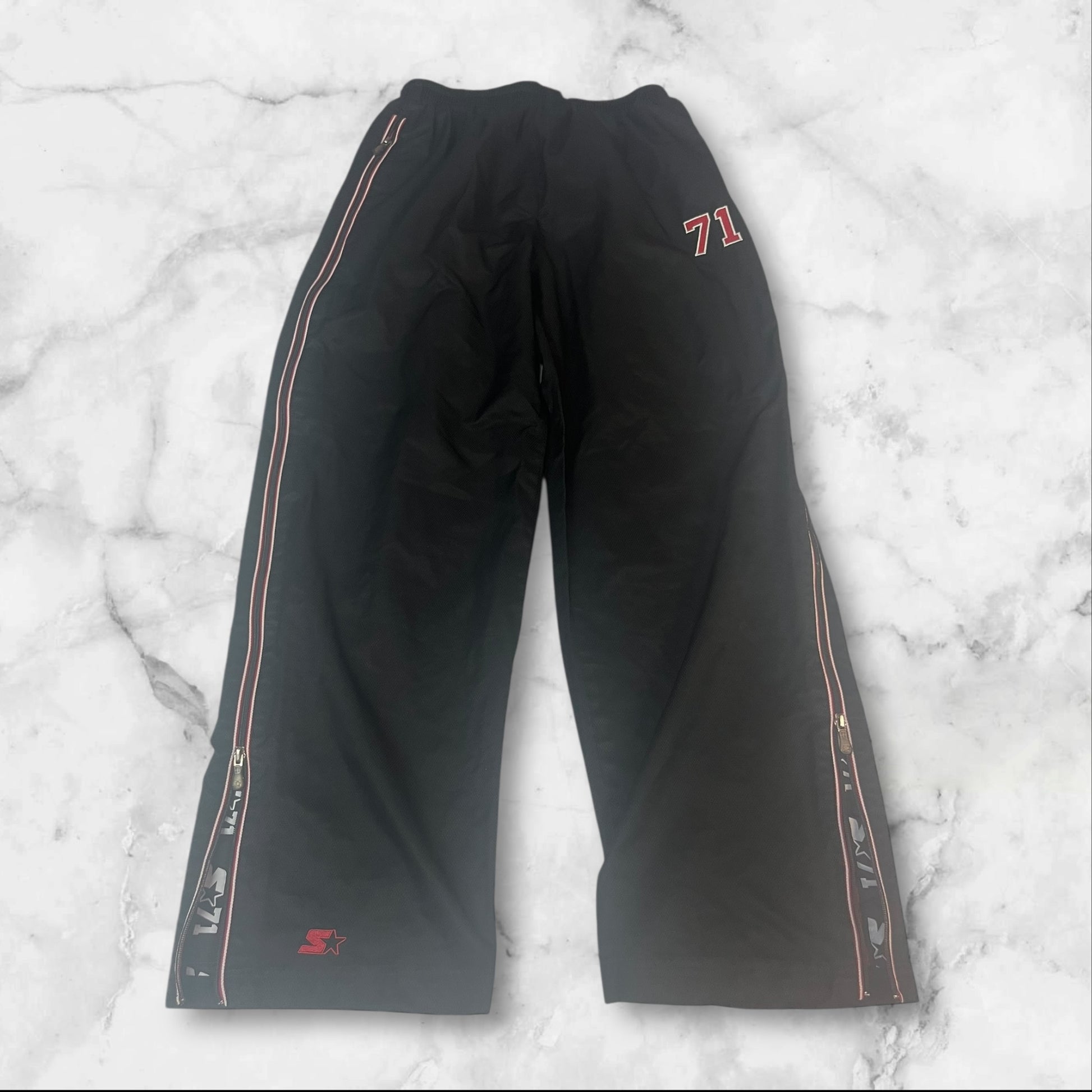 Entdecke unsere Vintage Track Pants von Nike und anderen Marken, erhältlich bei Valuxery.de - Dein Shop für trendige Vintage - Kleidung. Unsere Track Pants sind aus hochwertigen Materialien und