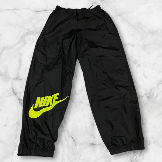 Entdecke unsere Vintage Track Pants von Nike und anderen Marken, erhältlich bei Valuxery.de - Dein Shop für trendige Vintage - Kleidung. Unsere Track Pants sind aus hochwertigen Materialien und