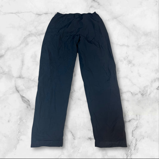 Entdecke unsere Vintage Track Pants von Nike und anderen Marken, erhältlich bei Valuxery.de - Dein Shop für trendige Vintage - Kleidung. Unsere Track Pants sind aus hochwertigen Materialien und