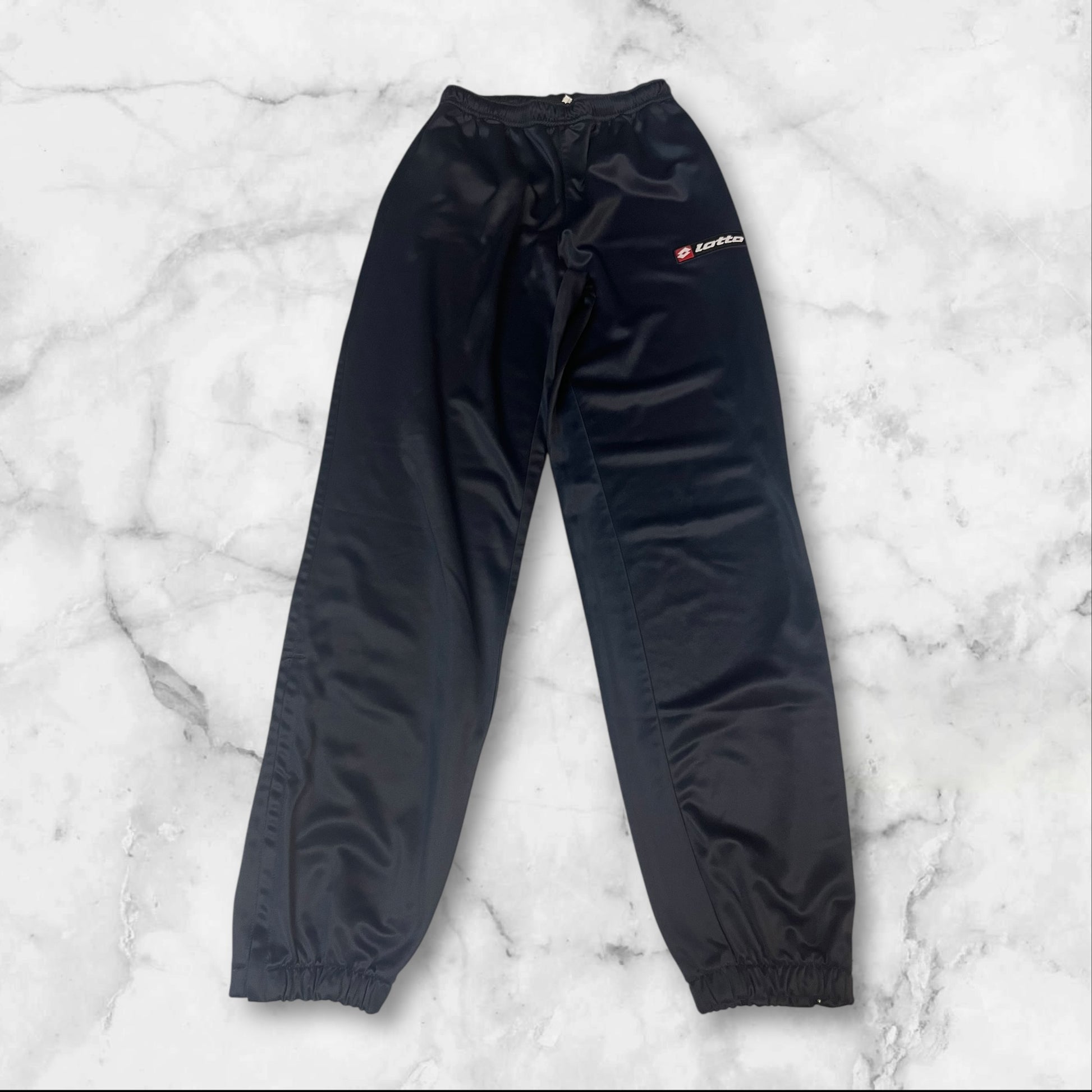 Entdecke unsere Vintage Track Pants von Nike und anderen Marken, erhältlich bei Valuxery.de - Dein Shop für trendige Vintage - Kleidung. Unsere Track Pants sind aus hochwertigen Materialien und