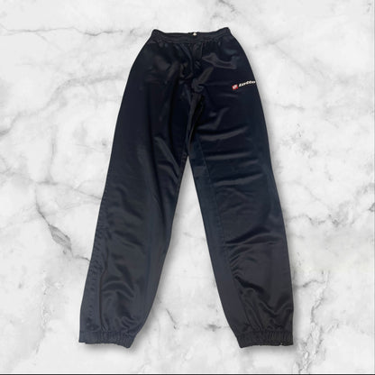 Entdecke unsere Vintage Track Pants von Nike und anderen Marken, erhältlich bei Valuxery.de - Dein Shop für trendige Vintage - Kleidung. Unsere Track Pants sind aus hochwertigen Materialien und