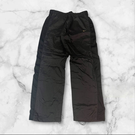 Entdecke unsere Vintage Track Pants von Nike und anderen Marken, erhältlich bei Valuxery.de - Dein Shop für trendige Vintage - Kleidung. Unsere Track Pants sind aus hochwertigen Materialien und