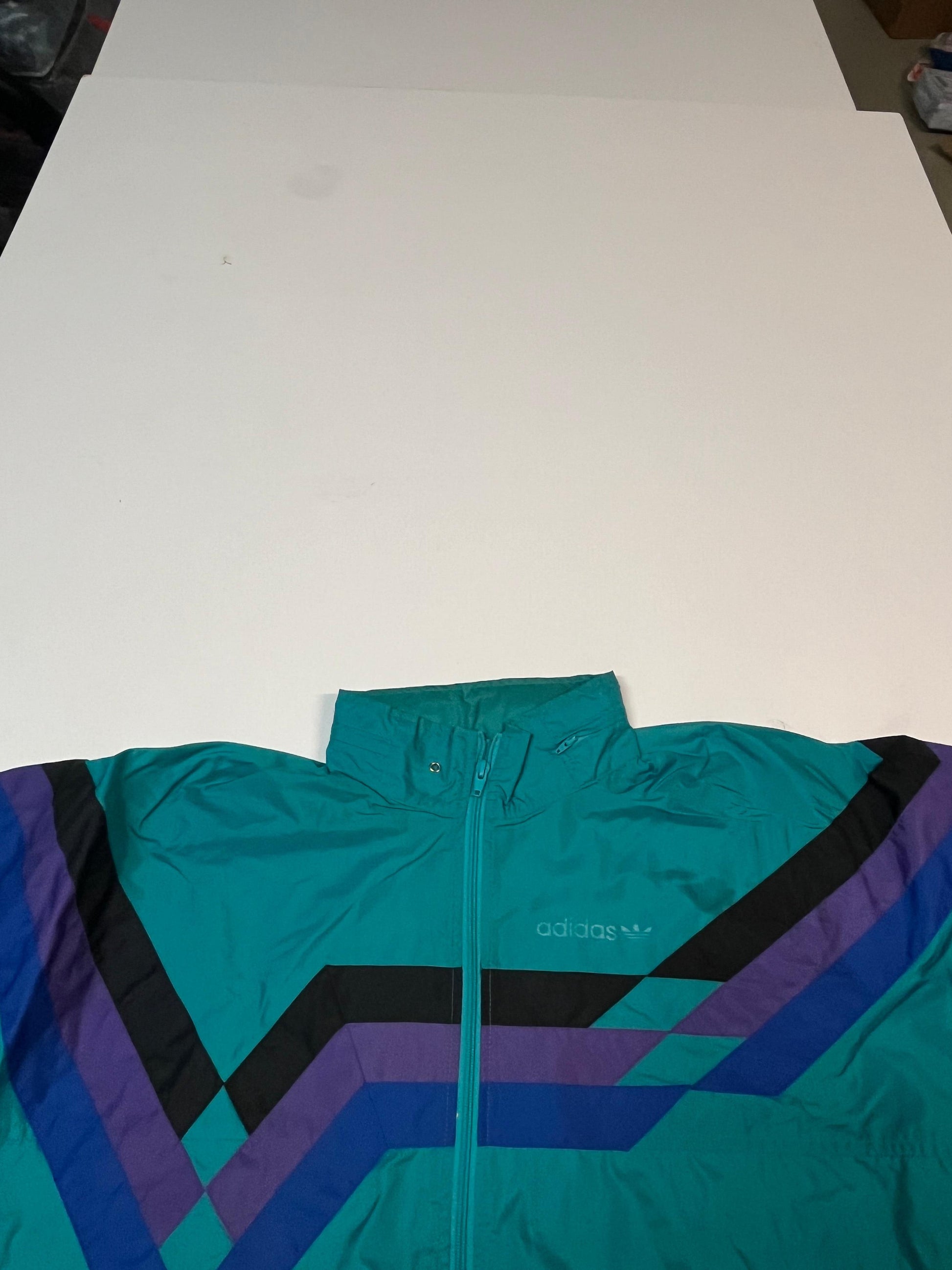 Entdecke unsere Vintage Track Pants von Nike und anderen Marken, erhältlich bei Valuxery.de - Dein Shop für trendige Vintage - Kleidung. Unsere Track Pants sind aus hochwertigen Materialien und