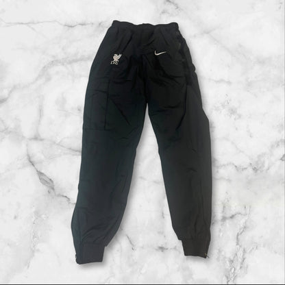 Entdecke unsere Vintage Track Pants von Nike und anderen Marken, erhältlich bei Valuxery.de - Dein Shop für trendige Vintage - Kleidung. Unsere Track Pants sind aus hochwertigen Materialien und