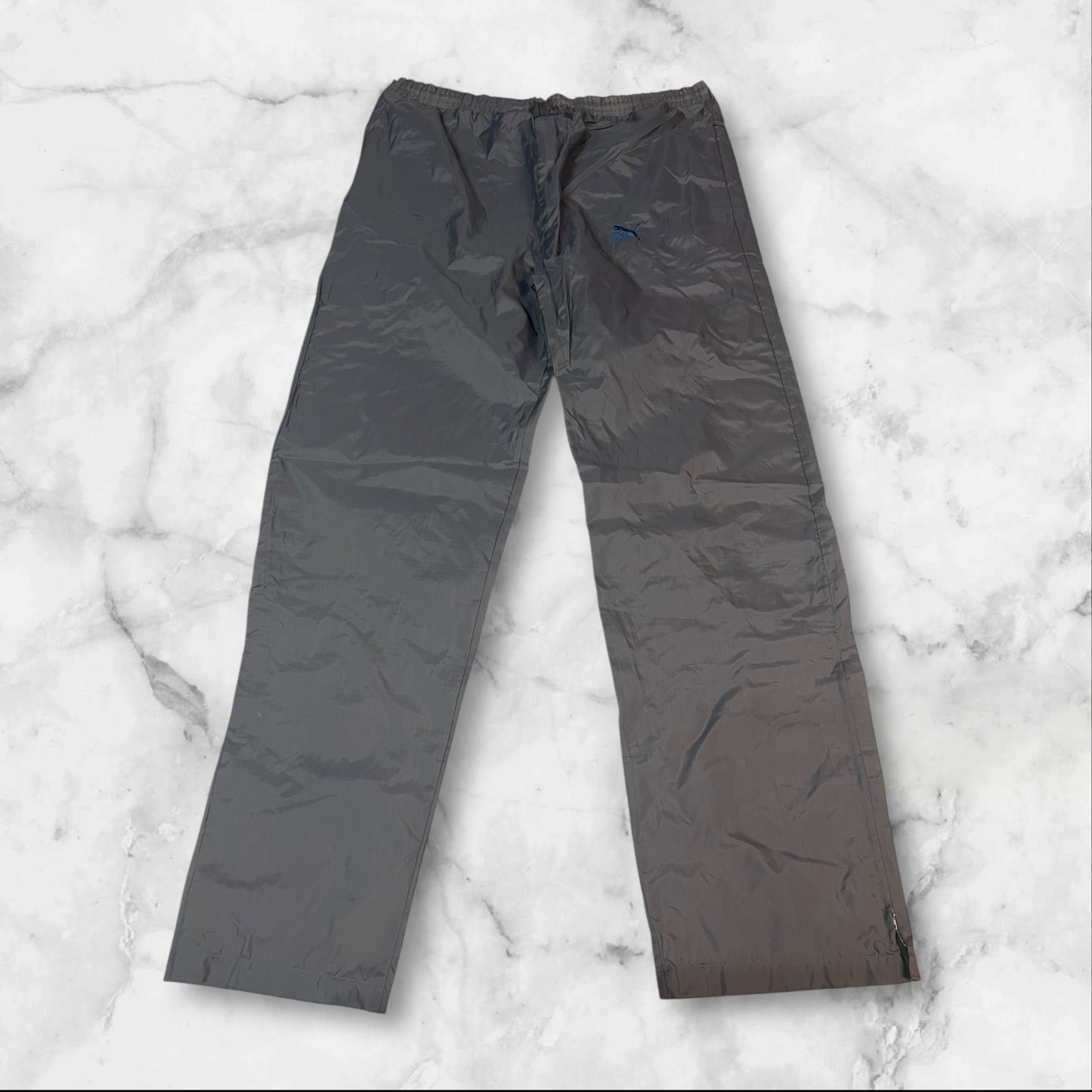Entdecke unsere Vintage Track Pants von Nike und anderen Marken, erhältlich bei Valuxery.de - Dein Shop für trendige Vintage - Kleidung. Unsere Track Pants sind aus hochwertigen Materialien und