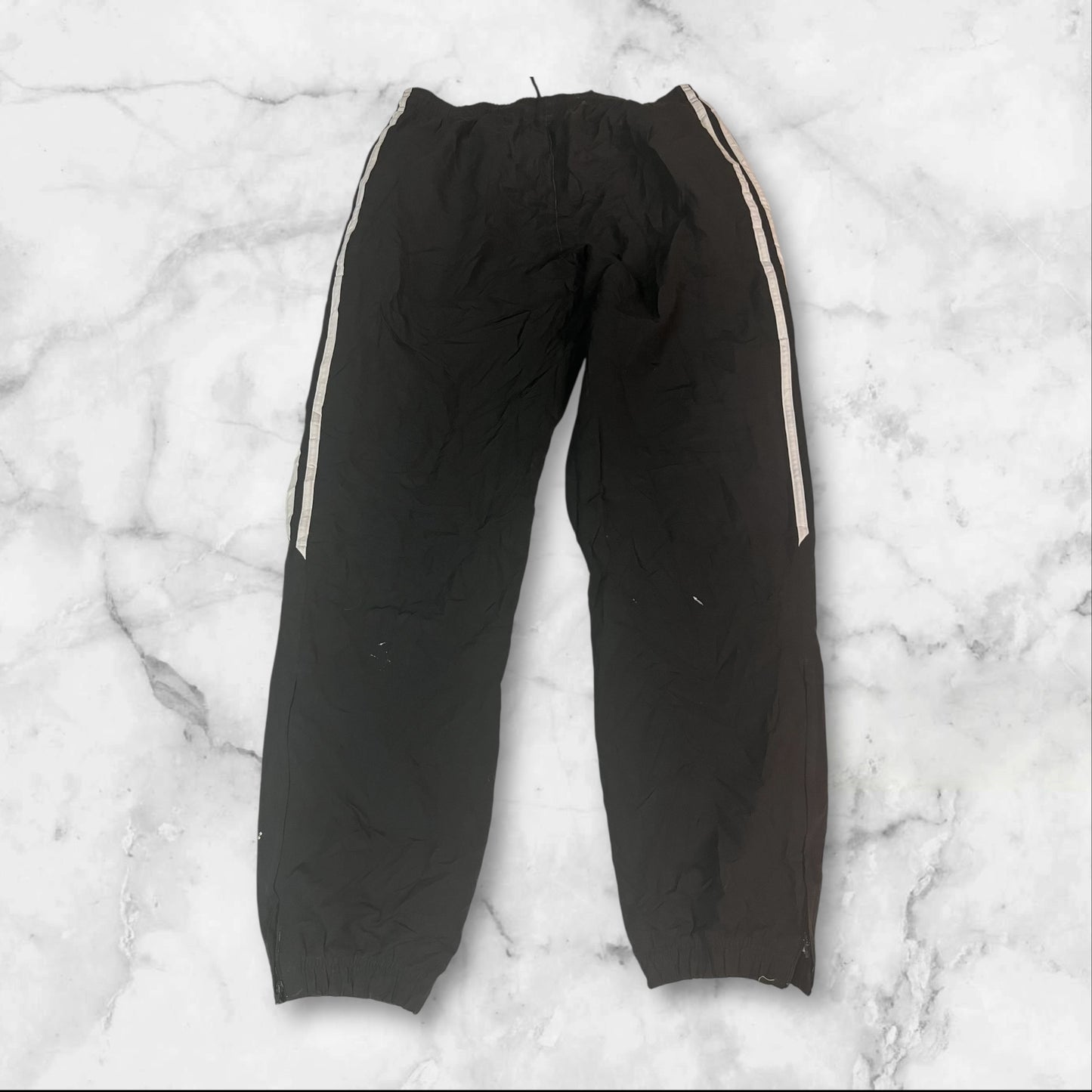 Entdecke unsere Vintage Track Pants von Nike und anderen Marken, erhältlich bei Valuxery.de - Dein Shop für trendige Vintage - Kleidung. Unsere Track Pants sind aus hochwertigen Materialien und