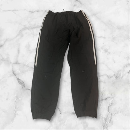 Entdecke unsere Vintage Track Pants von Nike und anderen Marken, erhältlich bei Valuxery.de - Dein Shop für trendige Vintage - Kleidung. Unsere Track Pants sind aus hochwertigen Materialien und