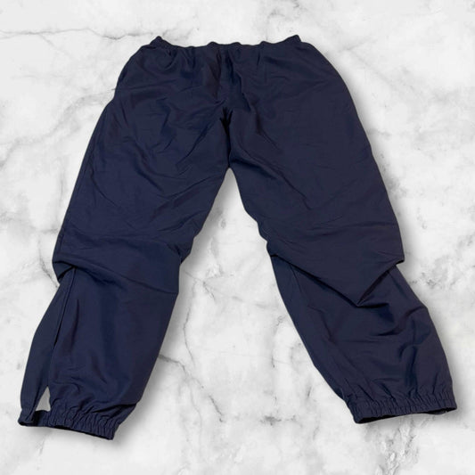 Entdecke unsere Vintage Track Pants von Nike und anderen Marken, erhältlich bei Valuxery.de - Dein Shop für trendige Vintage - Kleidung. Unsere Track Pants sind aus hochwertigen Materialien und