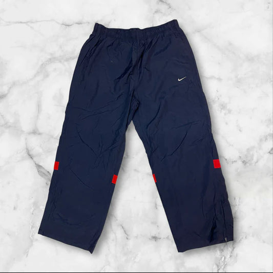 Entdecke unsere Vintage Track Pants von Nike und anderen Marken, erhältlich bei Valuxery.de - Dein Shop für trendige Vintage - Kleidung. Unsere Track Pants sind aus hochwertigen Materialien und