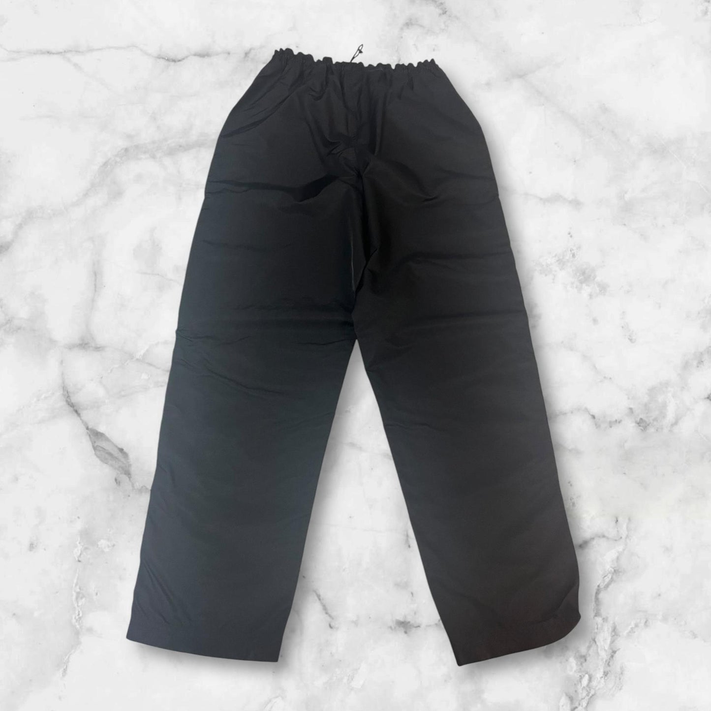 Entdecke unsere Vintage Track Pants von Nike und anderen Marken, erhältlich bei Valuxery.de - Dein Shop für trendige Vintage - Kleidung. Unsere Track Pants sind aus hochwertigen Materialien und