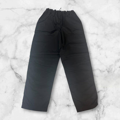 Entdecke unsere Vintage Track Pants von Nike und anderen Marken, erhältlich bei Valuxery.de - Dein Shop für trendige Vintage - Kleidung. Unsere Track Pants sind aus hochwertigen Materialien und