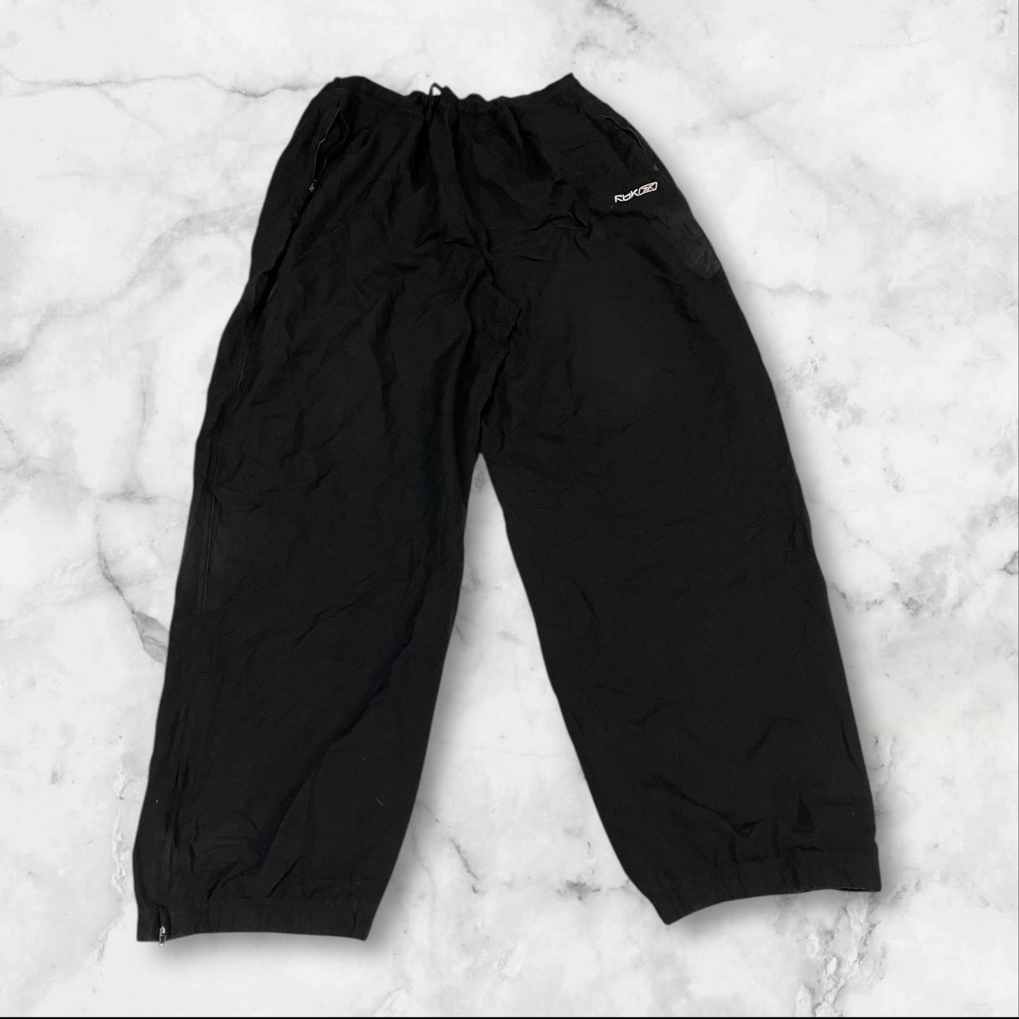 Entdecke unsere Vintage Track Pants von Nike und anderen Marken, erhältlich bei Valuxery.de - Dein Shop für trendige Vintage - Kleidung. Unsere Track Pants sind aus hochwertigen Materialien und
