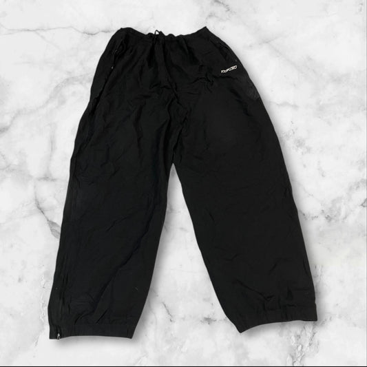 Entdecke unsere Vintage Track Pants von Nike und anderen Marken, erhältlich bei Valuxery.de - Dein Shop für trendige Vintage - Kleidung. Unsere Track Pants sind aus hochwertigen Materialien und