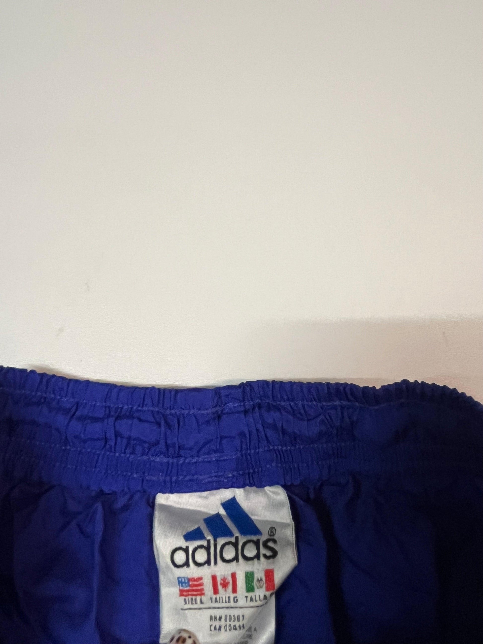 Entdecke unsere Vintage Track Pants von Nike und anderen Marken, erhältlich bei Valuxery.de - Dein Shop für trendige Vintage - Kleidung. Unsere Track Pants sind aus hochwertigen Materialien und