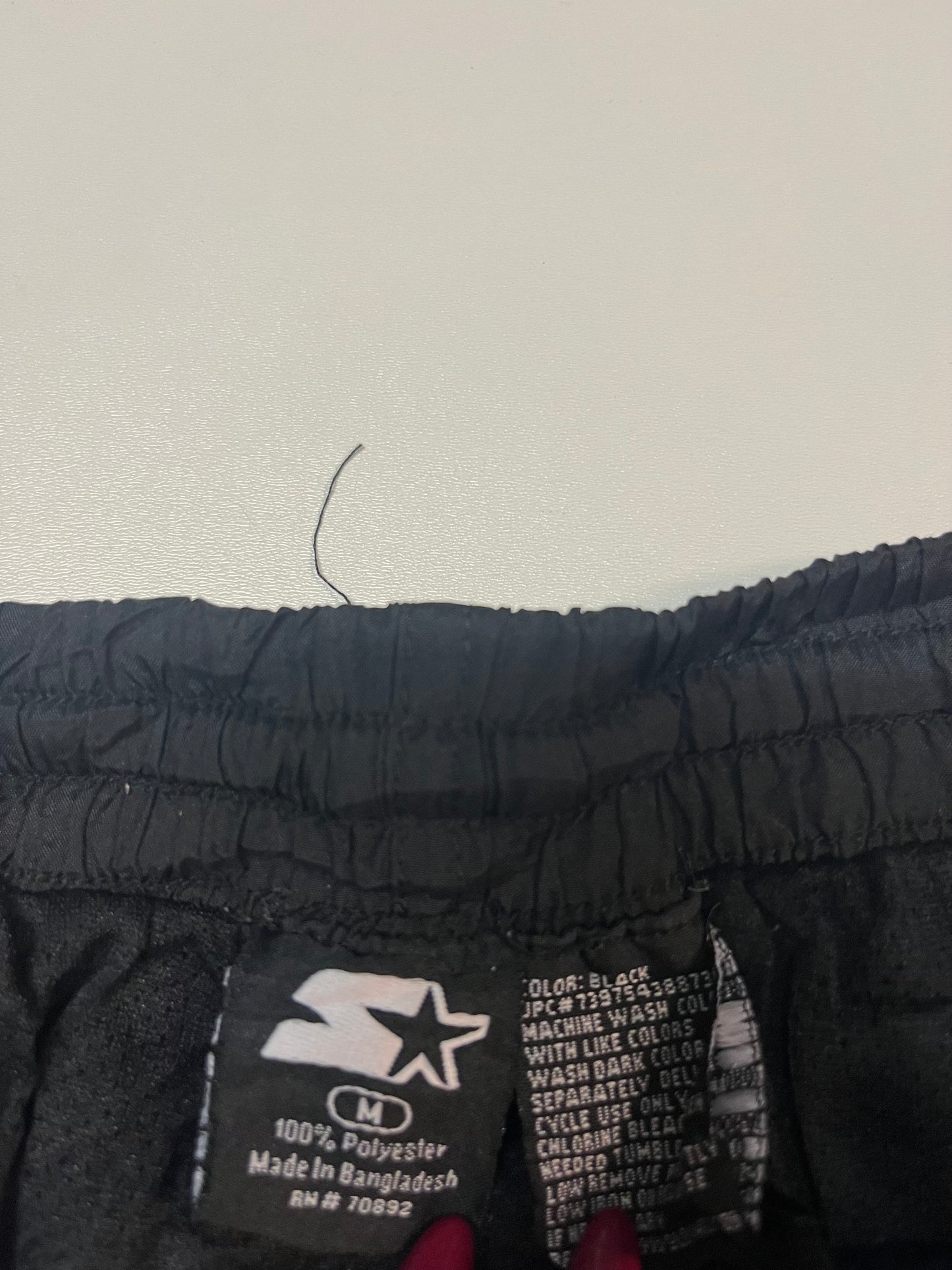 Entdecke unsere Vintage Track Pants von Nike und anderen Marken, erhältlich bei Valuxery.de - Dein Shop für trendige Vintage - Kleidung. Unsere Track Pants sind aus hochwertigen Materialien und