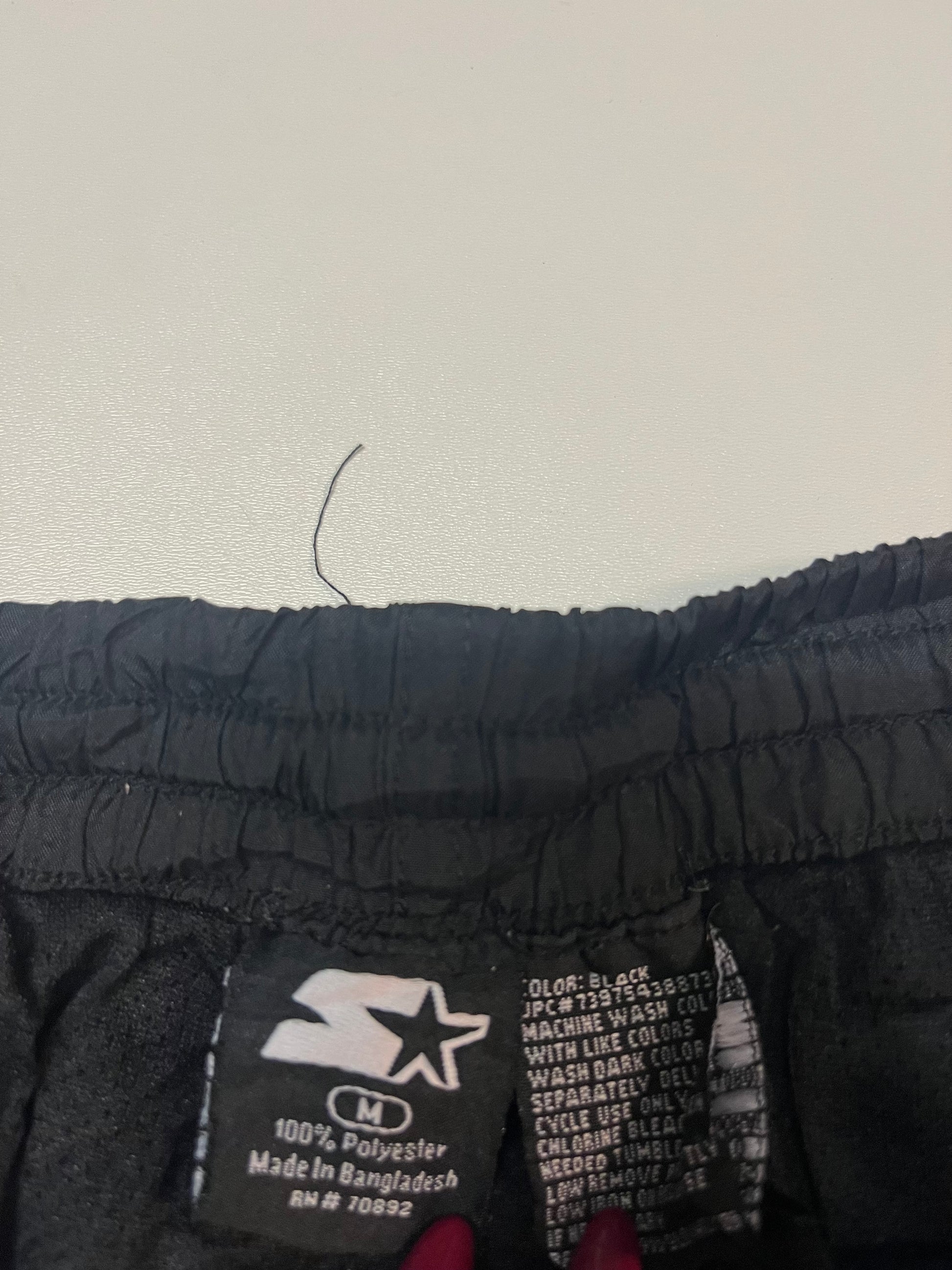 Entdecke unsere Vintage Track Pants von Nike und anderen Marken, erhältlich bei Valuxery.de - Dein Shop für trendige Vintage - Kleidung. Unsere Track Pants sind aus hochwertigen Materialien und