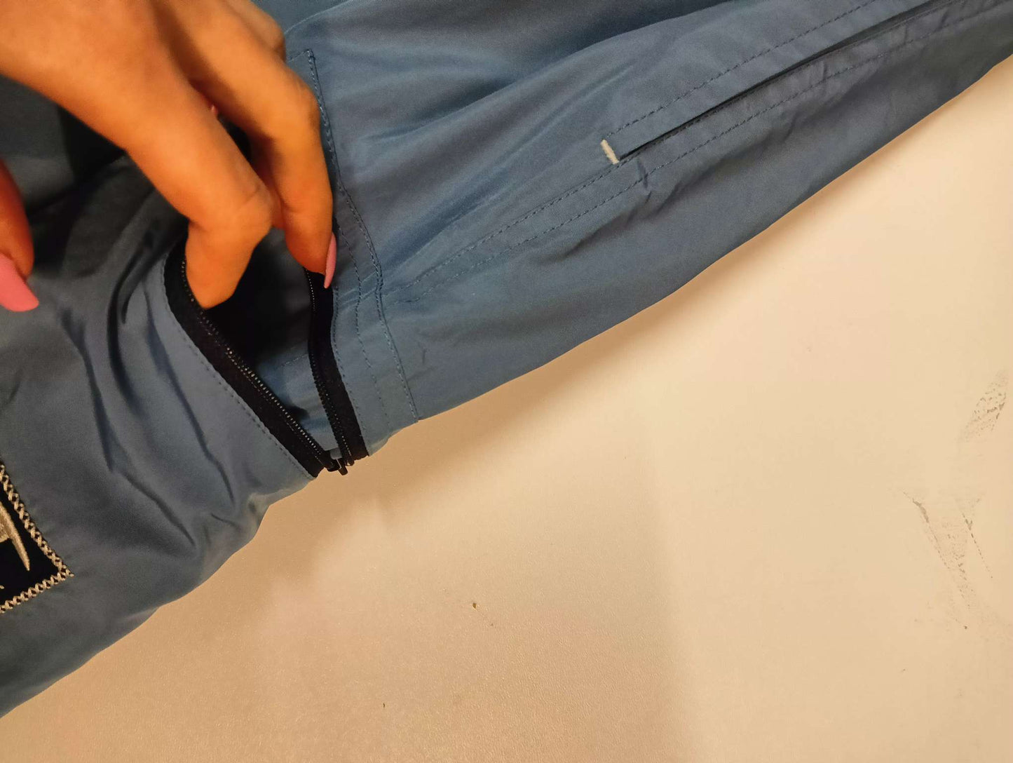 Entdecke unsere Vintage Track Pants von Nike und anderen Marken, erhältlich bei Valuxery.de - Dein Shop für trendige Vintage - Kleidung. Unsere Track Pants sind aus hochwertigen Materialien und