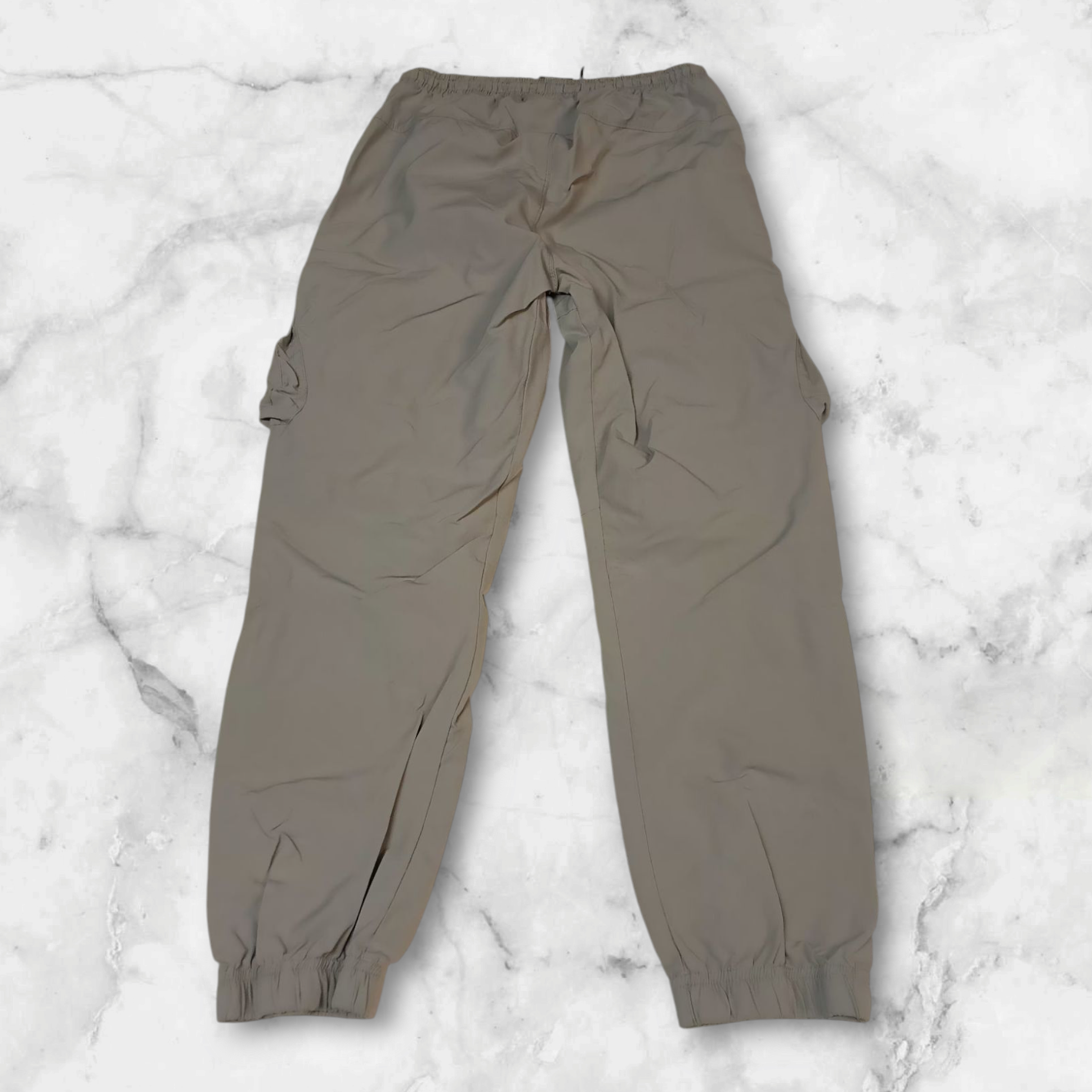Entdecke unsere Vintage Track Pants von Nike und anderen Marken, erhältlich bei Valuxery.de - Dein Shop für trendige Vintage - Kleidung. Unsere Track Pants sind aus hochwertigen Materialien und