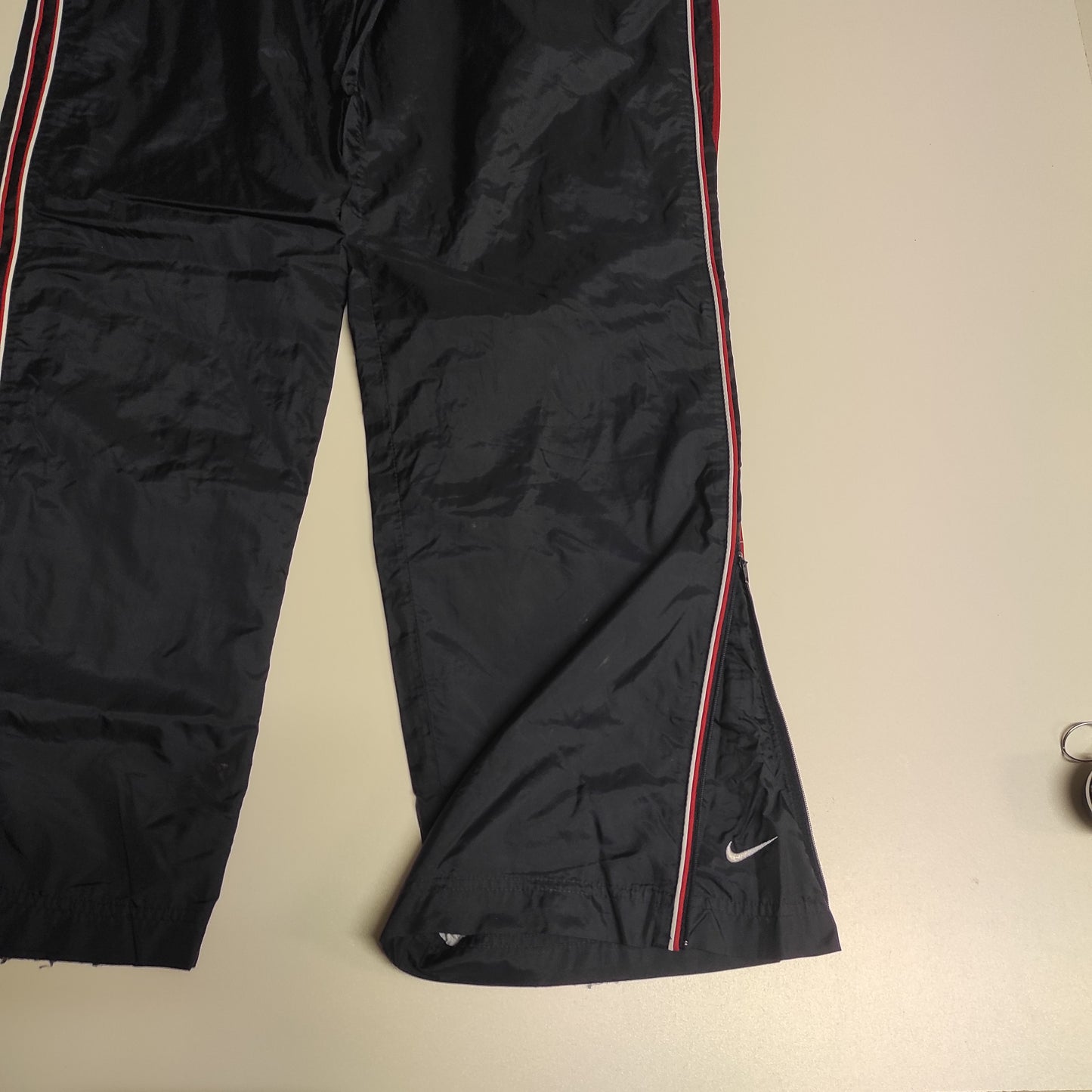 Entdecke unsere Vintage Track Pants von Nike und anderen Marken, erhältlich bei Valuxery.de - Dein Shop für trendige Vintage - Kleidung. Unsere Track Pants sind aus hochwertigen Materialien und
