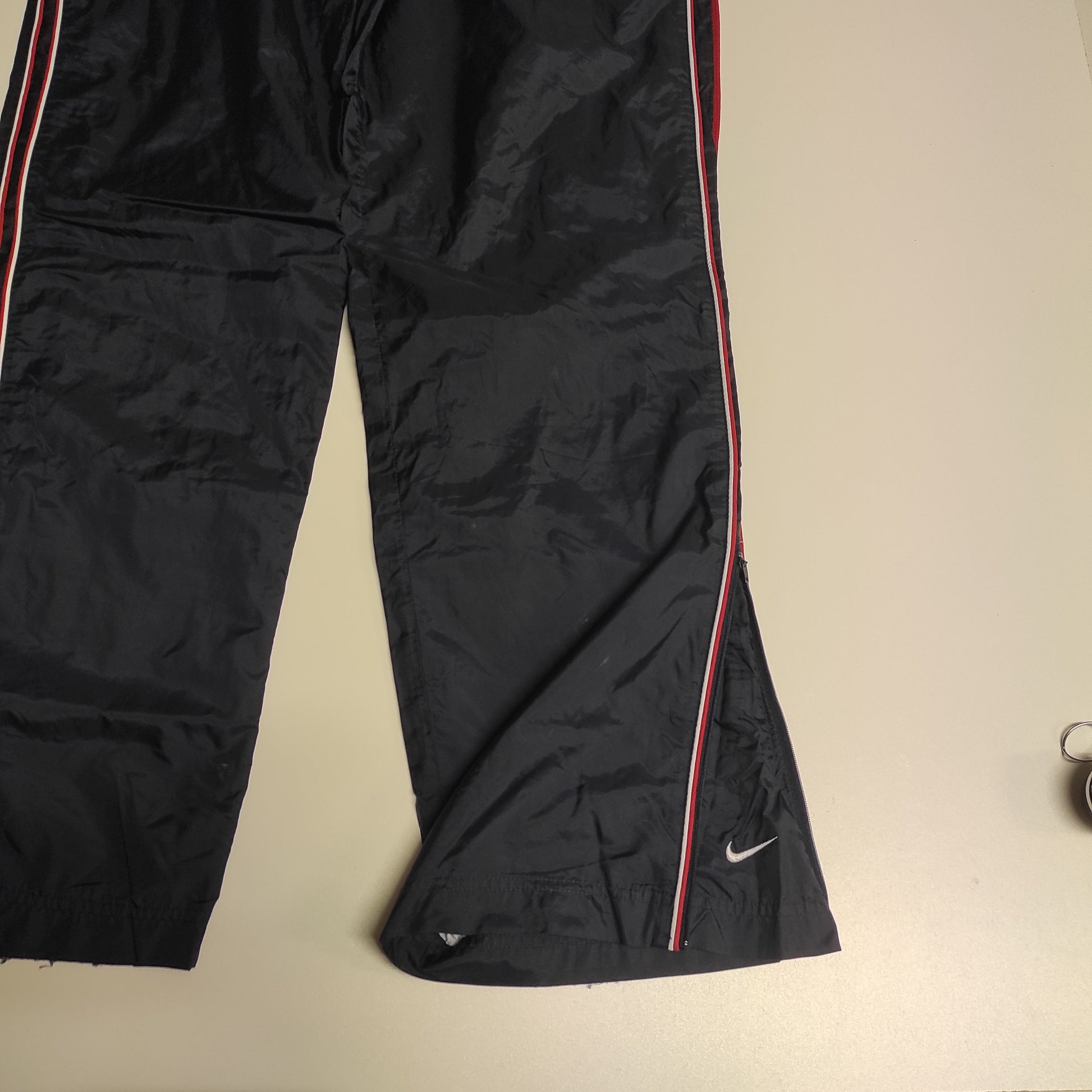 Entdecke unsere Vintage Track Pants von Nike und anderen Marken, erhältlich bei Valuxery.de - Dein Shop für trendige Vintage - Kleidung. Unsere Track Pants sind aus hochwertigen Materialien und