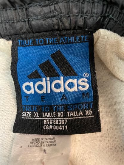 Entdecke unsere Vintage Track Pants von Nike und anderen Marken, erhältlich bei Valuxery.de - Dein Shop für trendige Vintage - Kleidung. Unsere Track Pants sind aus hochwertigen Materialien und