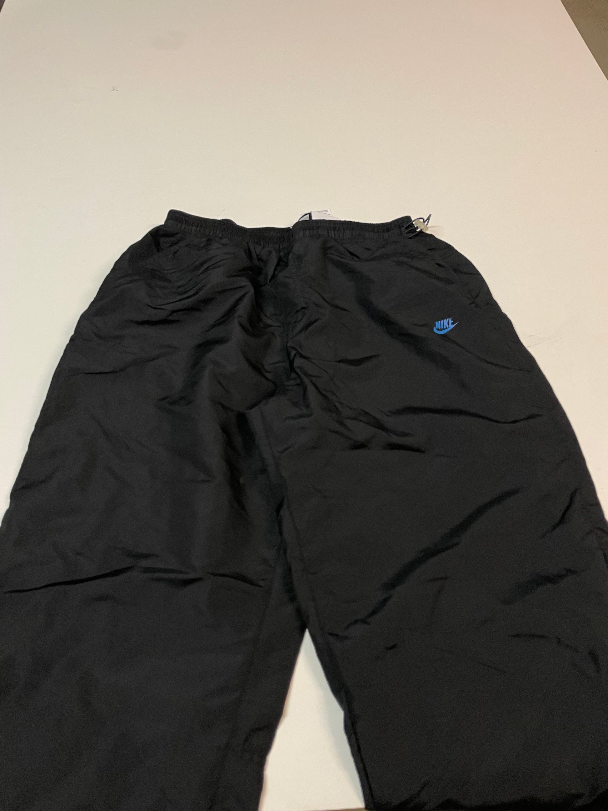 Entdecke unsere Vintage Track Pants von Nike und anderen Marken, erhältlich bei Valuxery.de - Dein Shop für trendige Vintage - Kleidung. Unsere Track Pants sind aus hochwertigen Materialien und