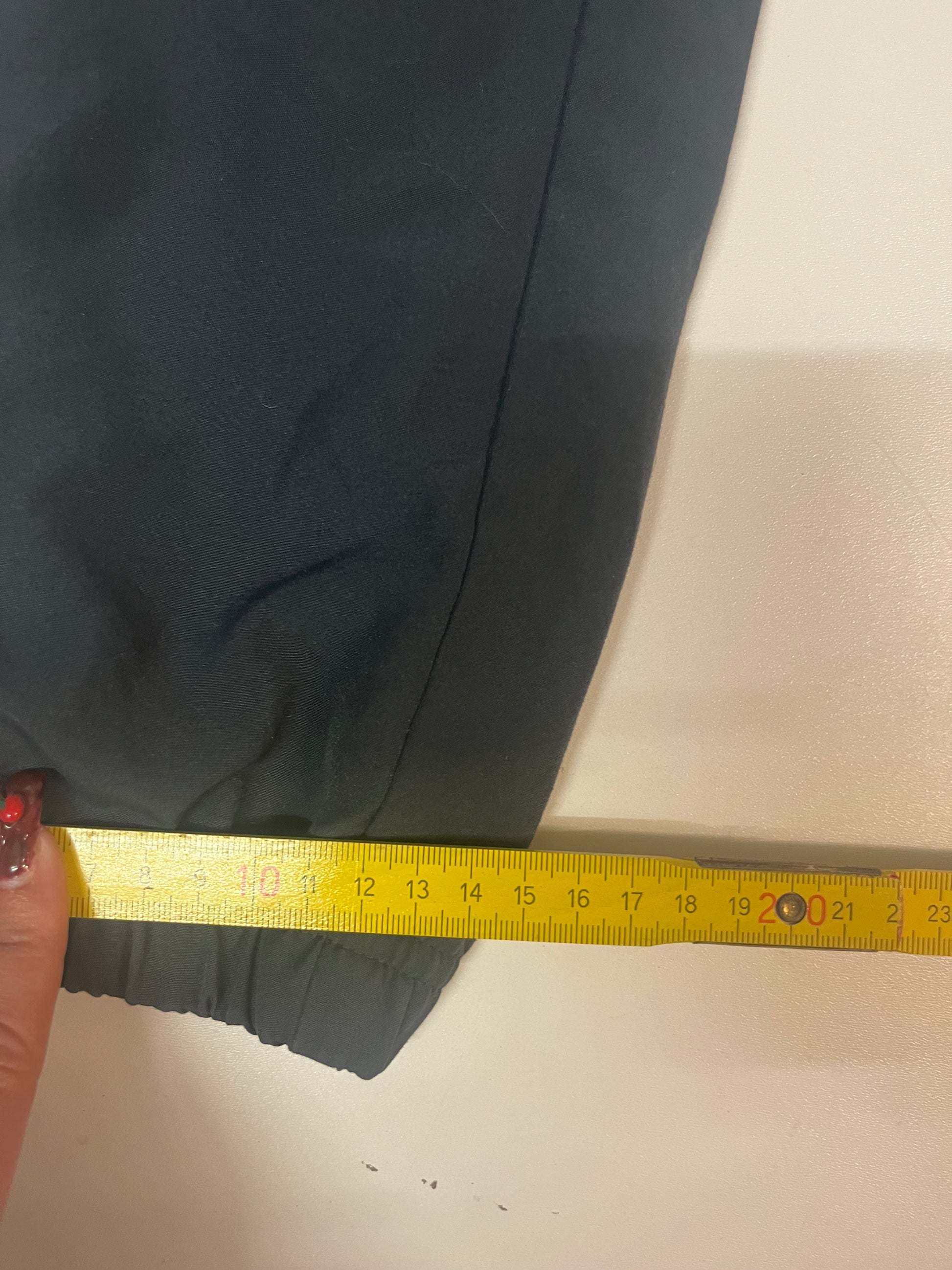 Entdecke unsere Vintage Track Pants von Nike und anderen Marken, erhältlich bei Valuxery.de - Dein Shop für trendige Vintage - Kleidung. Unsere Track Pants sind aus hochwertigen Materialien und