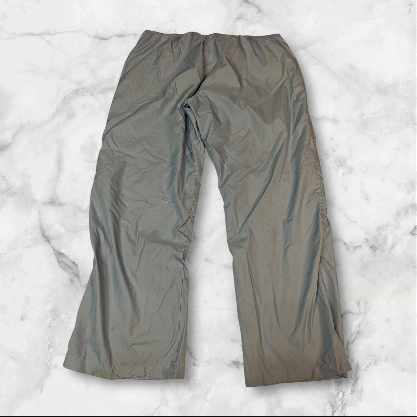 Entdecke unsere Vintage Track Pants von Nike und anderen Marken, erhältlich bei Valuxery.de - Dein Shop für trendige Vintage - Kleidung. Unsere Track Pants sind aus hochwertigen Materialien und