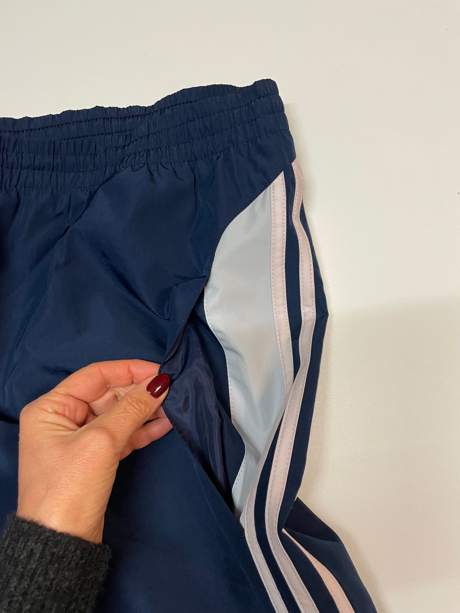 Entdecke unsere Vintage Track Pants von Nike und anderen Marken, erhältlich bei Valuxery.de - Dein Shop für trendige Vintage - Kleidung. Unsere Track Pants sind aus hochwertigen Materialien und