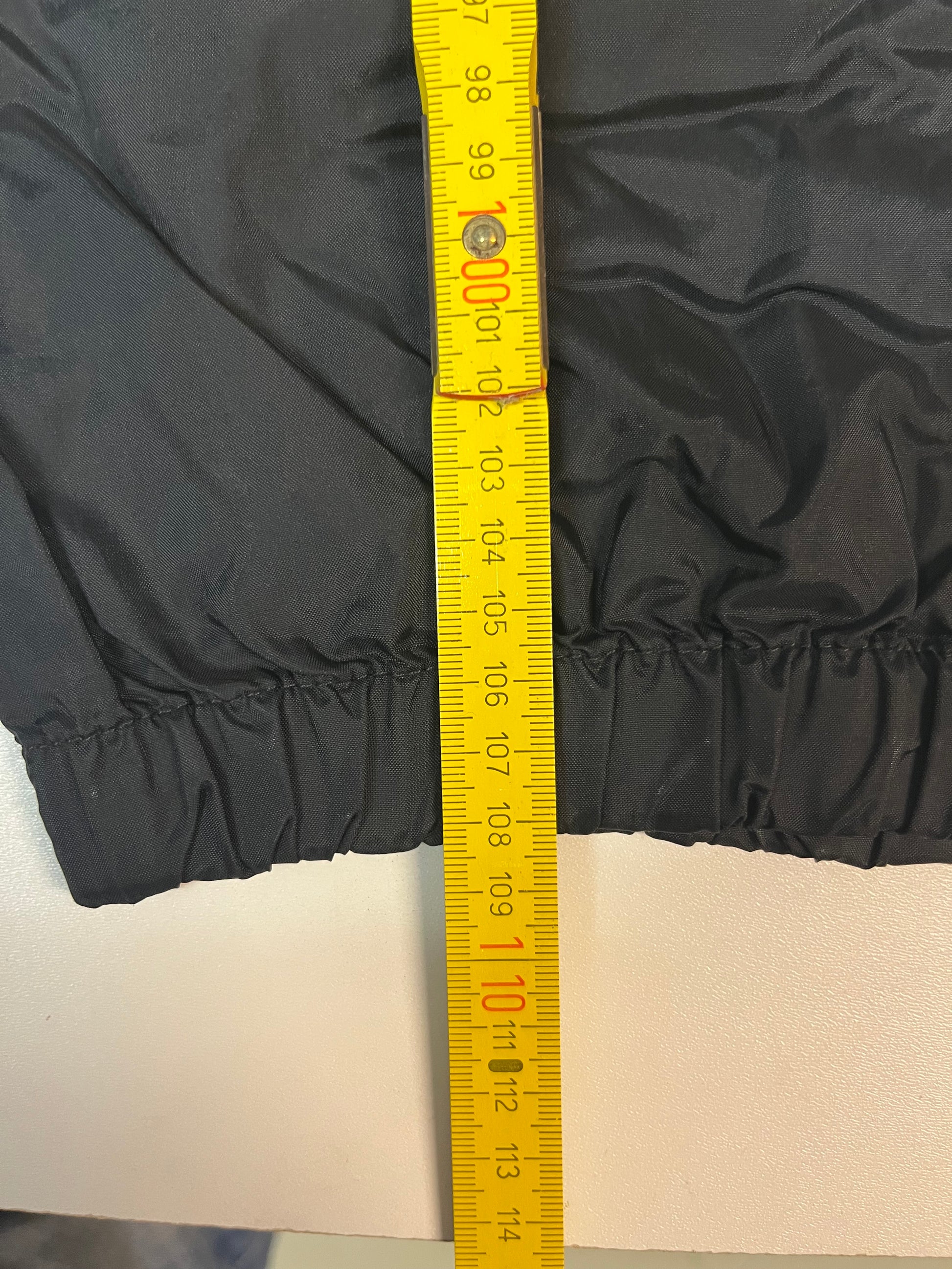 Entdecke unsere Vintage Track Pants von Nike und anderen Marken, erhältlich bei Valuxery.de - Dein Shop für trendige Vintage - Kleidung. Unsere Track Pants sind aus hochwertigen Materialien und