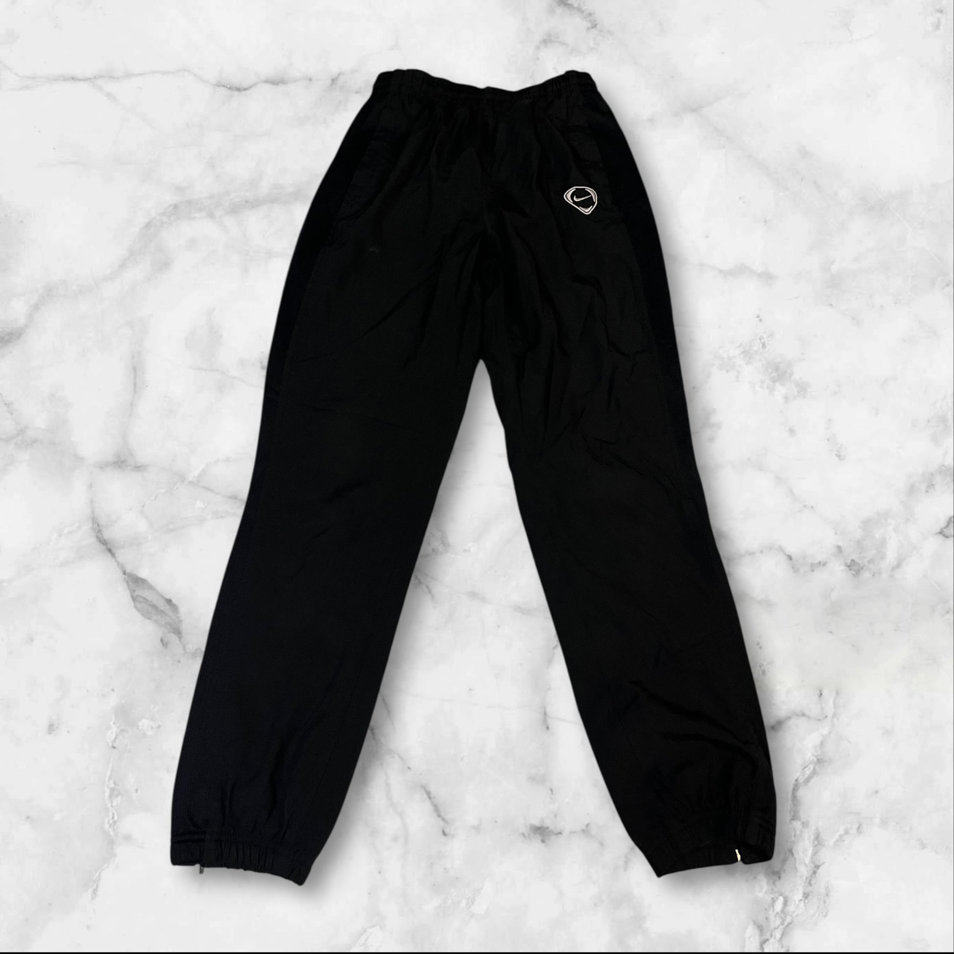 Entdecke unsere Vintage Track Pants von Nike und anderen Marken, erhältlich bei Valuxery.de - Dein Shop für trendige Vintage - Kleidung. Unsere Track Pants sind aus hochwertigen Materialien und