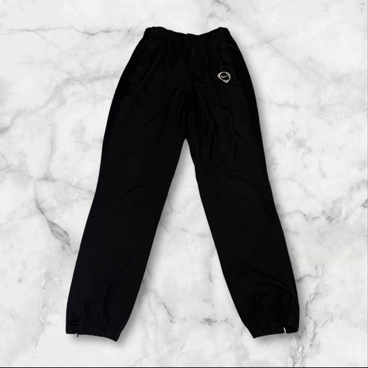 Entdecke unsere Vintage Track Pants von Nike und anderen Marken, erhältlich bei Valuxery.de - Dein Shop für trendige Vintage - Kleidung. Unsere Track Pants sind aus hochwertigen Materialien und