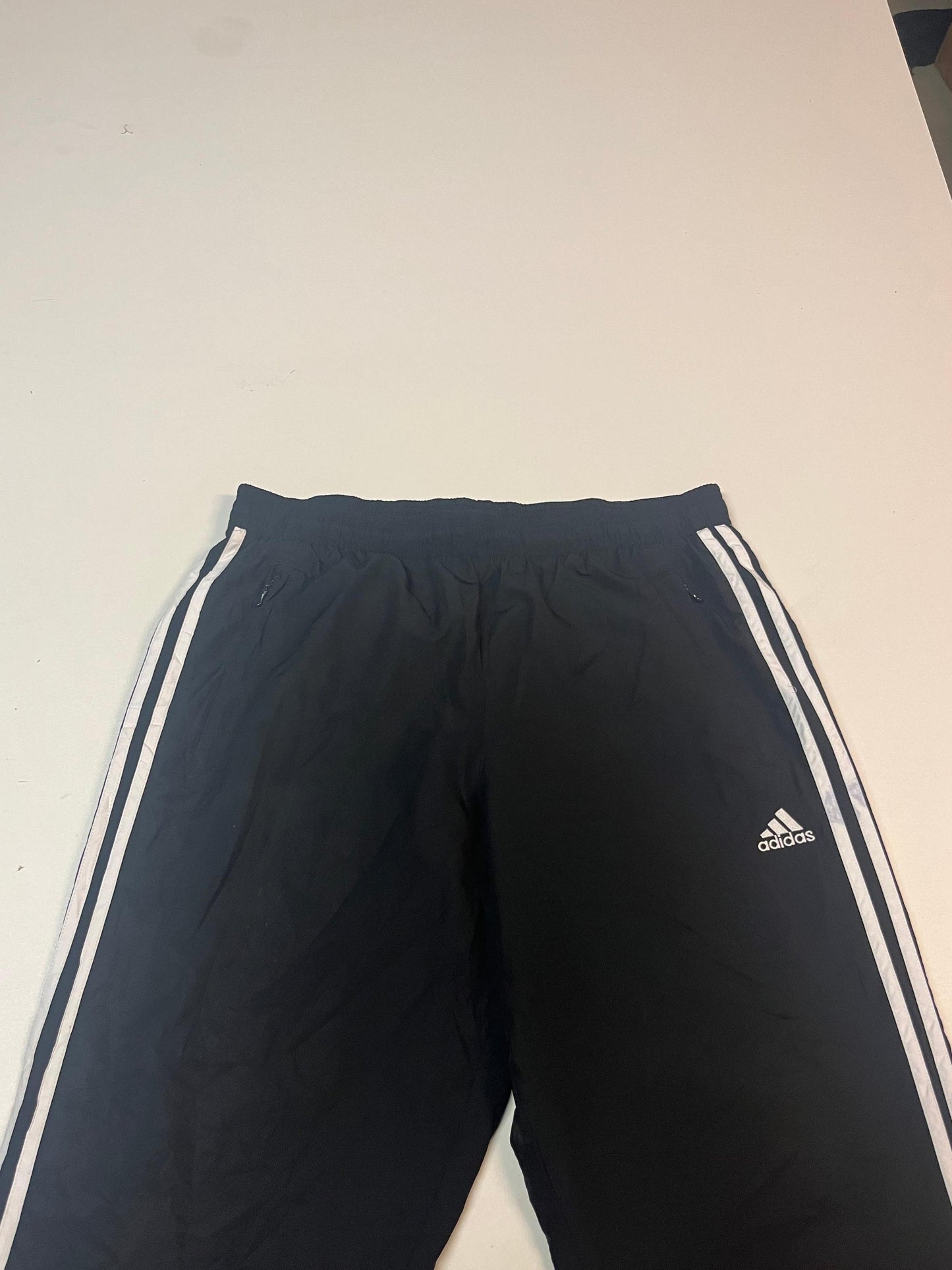 Entdecke unsere Vintage Track Pants von Nike und anderen Marken, erhältlich bei Valuxery.de - Dein Shop für trendige Vintage - Kleidung. Unsere Track Pants sind aus hochwertigen Materialien und