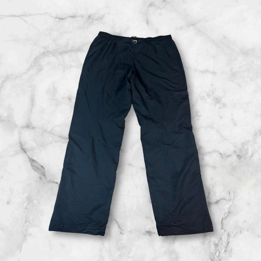 Entdecke unsere Vintage Track Pants von Nike und anderen Marken, erhältlich bei Valuxery.de - Dein Shop für trendige Vintage - Kleidung. Unsere Track Pants sind aus hochwertigen Materialien und