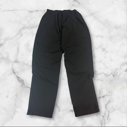 Entdecke unsere Vintage Track Pants von Nike und anderen Marken, erhältlich bei Valuxery.de - Dein Shop für trendige Vintage - Kleidung. Unsere Track Pants sind aus hochwertigen Materialien und