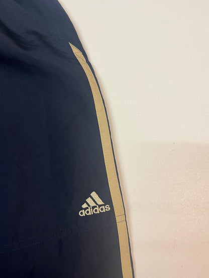 Entdecke unsere Vintage Track Pants von Nike und anderen Marken, erhältlich bei Valuxery.de - Dein Shop für trendige Vintage - Kleidung. Unsere Track Pants sind aus hochwertigen Materialien und