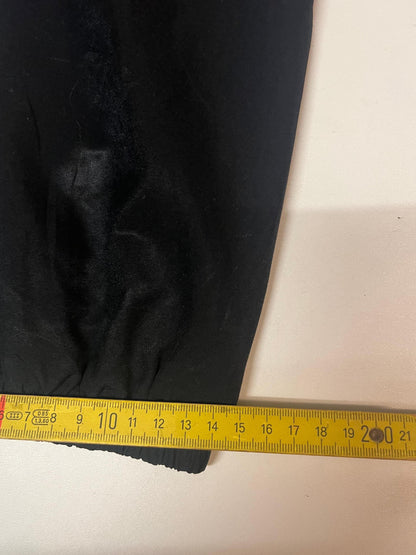 Entdecke unsere Vintage Track Pants von Nike und anderen Marken, erhältlich bei Valuxery.de - Dein Shop für trendige Vintage - Kleidung. Unsere Track Pants sind aus hochwertigen Materialien und