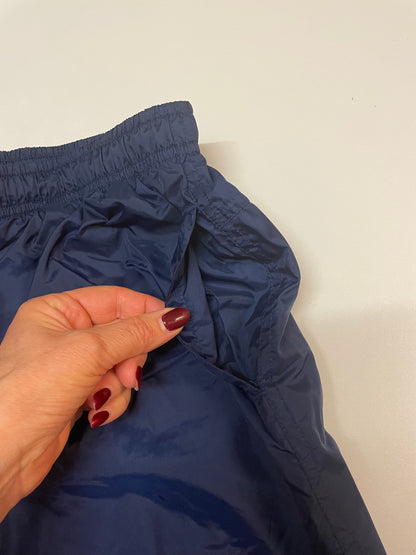 Entdecke unsere Vintage Track Pants von Nike und anderen Marken, erhältlich bei Valuxery.de - Dein Shop für trendige Vintage - Kleidung. Unsere Track Pants sind aus hochwertigen Materialien und