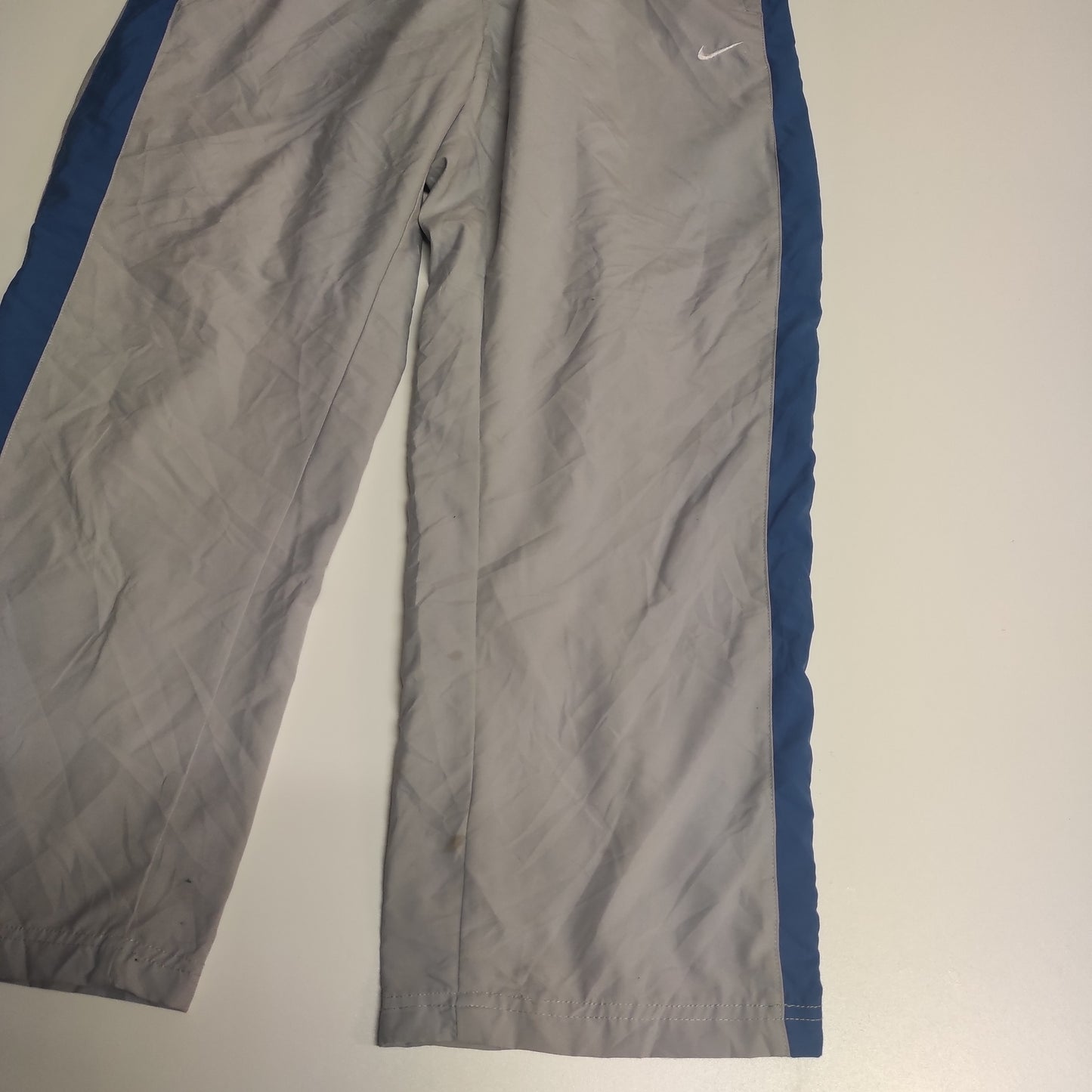 Entdecke unsere Vintage Track Pants von Nike und anderen Marken, erhältlich bei Valuxery.de - Dein Shop für trendige Vintage - Kleidung. Unsere Track Pants sind aus hochwertigen Materialien und