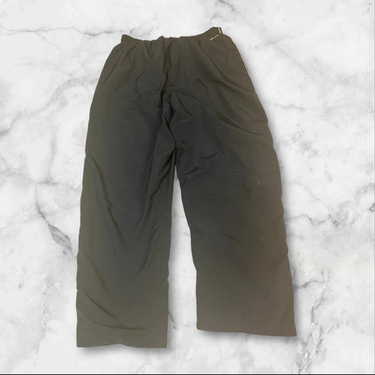 Entdecke unsere Vintage Track Pants von Nike und anderen Marken, erhältlich bei Valuxery.de - Dein Shop für trendige Vintage - Kleidung. Unsere Track Pants sind aus hochwertigen Materialien und