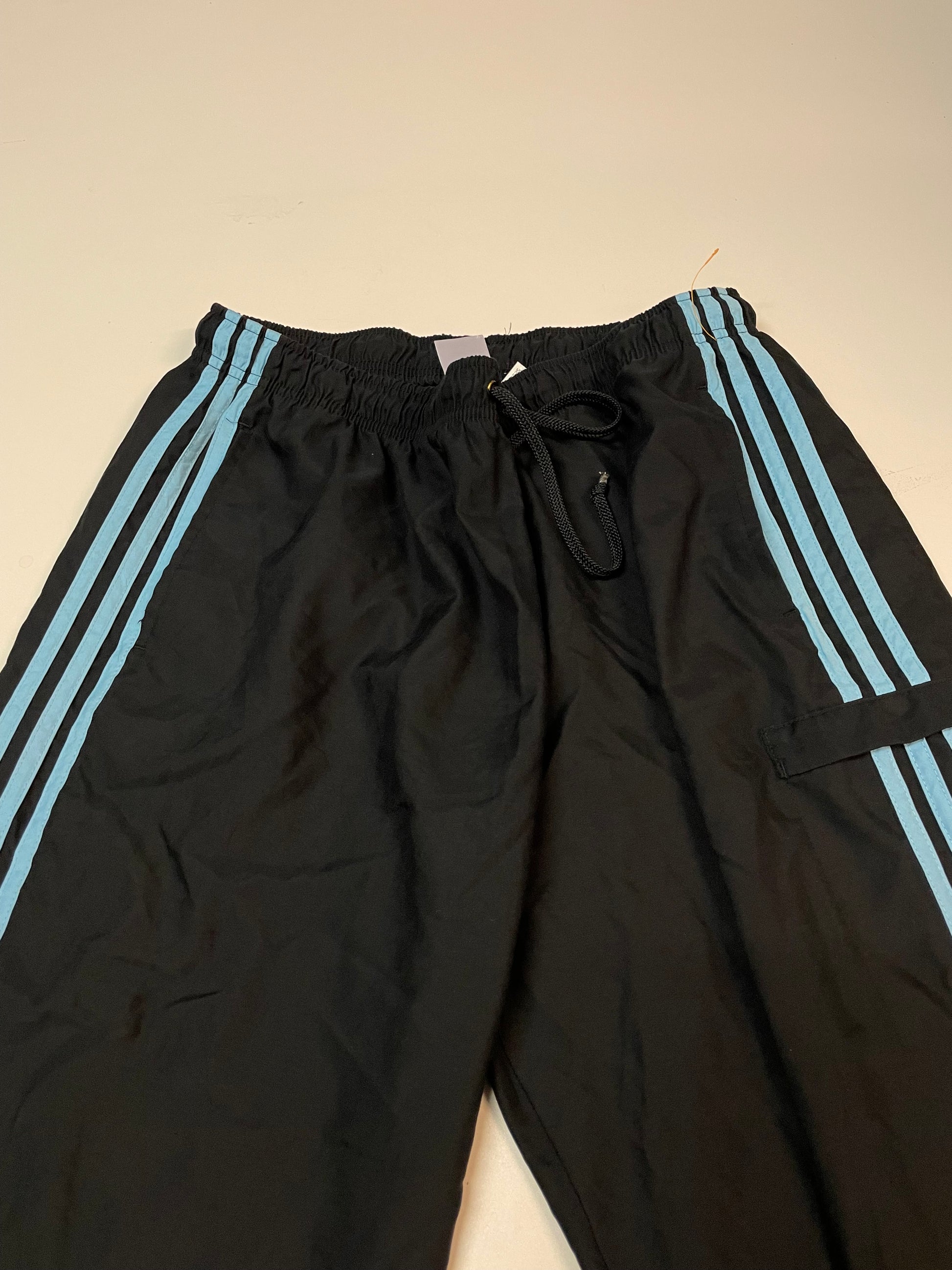Entdecke unsere Vintage Track Pants von Nike und anderen Marken, erhältlich bei Valuxery.de - Dein Shop für trendige Vintage - Kleidung. Unsere Track Pants sind aus hochwertigen Materialien und