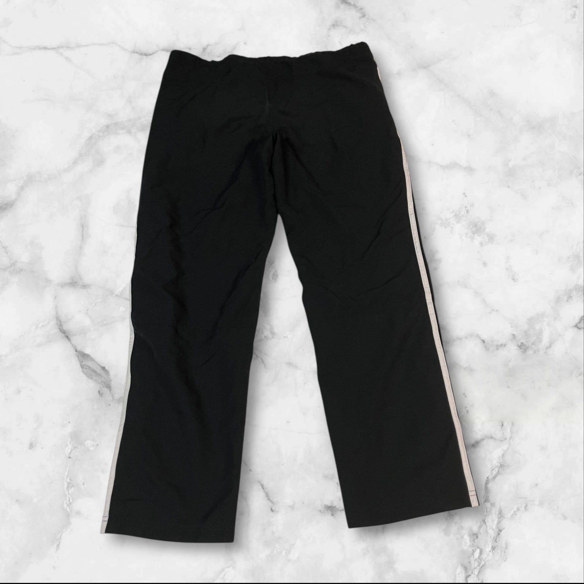 Entdecke unsere Vintage Track Pants von Nike und anderen Marken, erhältlich bei Valuxery.de - Dein Shop für trendige Vintage - Kleidung. Unsere Track Pants sind aus hochwertigen Materialien und
