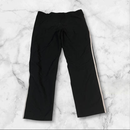 Entdecke unsere Vintage Track Pants von Nike und anderen Marken, erhältlich bei Valuxery.de - Dein Shop für trendige Vintage - Kleidung. Unsere Track Pants sind aus hochwertigen Materialien und