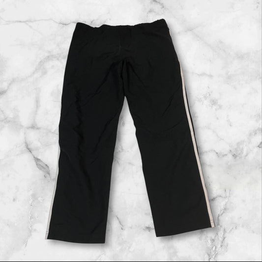 Entdecke unsere Vintage Track Pants von Nike und anderen Marken, erhältlich bei Valuxery.de - Dein Shop für trendige Vintage - Kleidung. Unsere Track Pants sind aus hochwertigen Materialien und